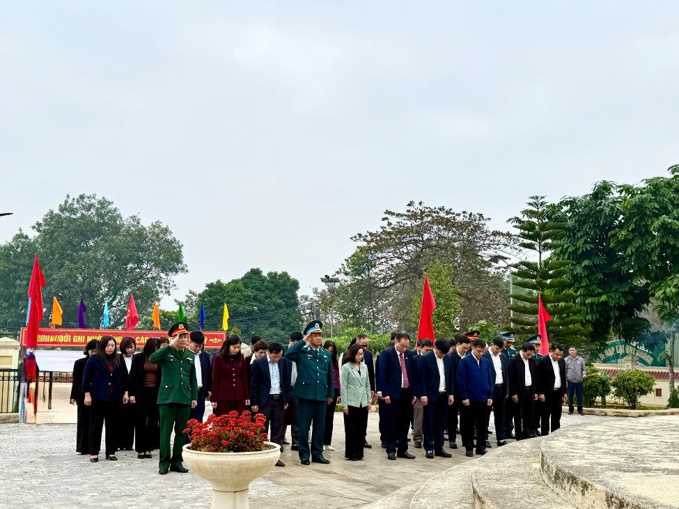 Đảng ủy- HĐND- UBND- UB MTTQ Việt Nam xã dâng hương tưởng niệm các anh hùng liệt sỹ nhân dịp Tết nguyên đán Bính Ngọ 2026.- Ảnh 2.