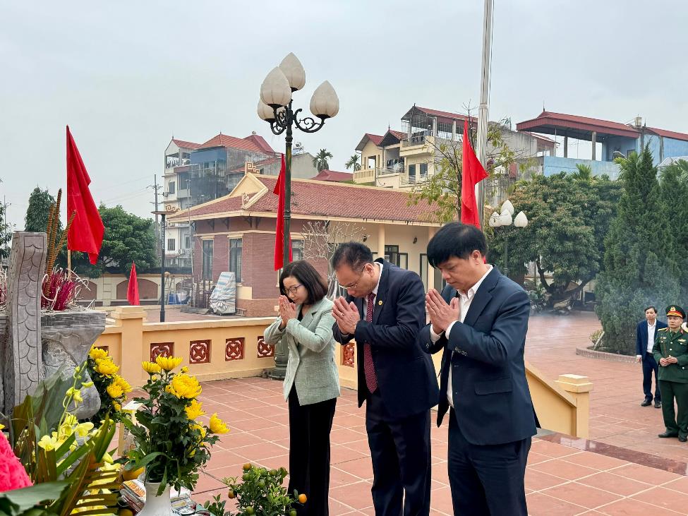 Đảng ủy- HĐND- UBND- UB MTTQ Việt Nam xã dâng hương tưởng niệm các anh hùng liệt sỹ nhân dịp Tết nguyên đán Bính Ngọ 2026.- Ảnh 3.