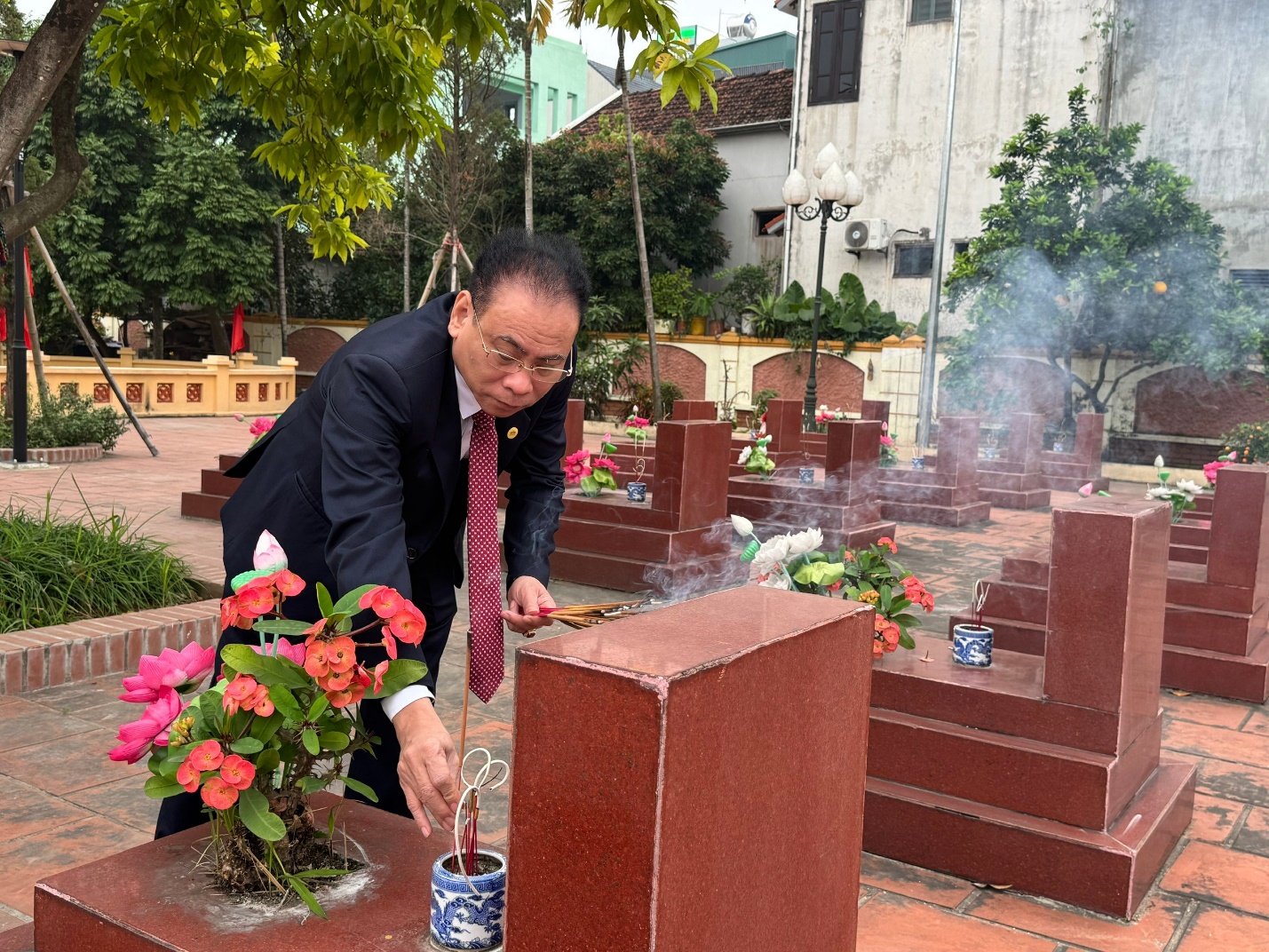 Đảng ủy- HĐND- UBND- UB MTTQ Việt Nam xã dâng hương tưởng niệm các anh hùng liệt sỹ nhân dịp Tết nguyên đán Bính Ngọ 2026.- Ảnh 4.