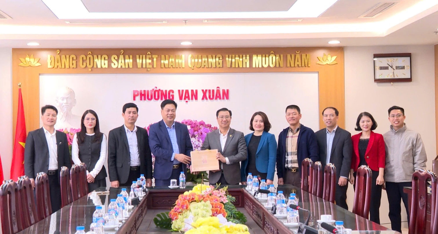 Đồng chí Nguyễn Thanh Bình-Bí thư Đảng ủy xã Hoài Đức thăm, chúc Tết đơn vị kết nghĩa phường Vạn Xuân, tỉnh Thái Nguyên- Ảnh 1.