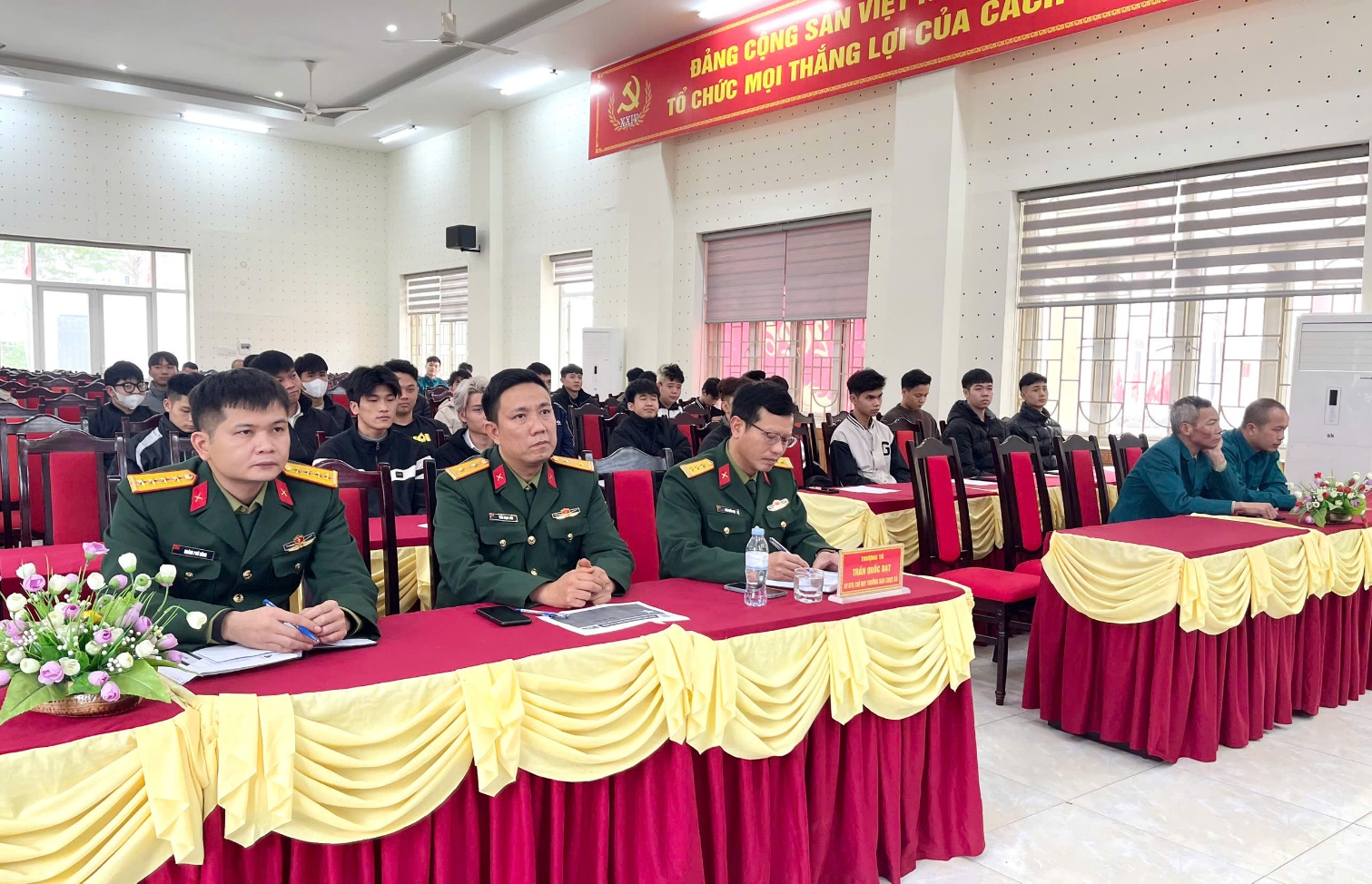 Hội đồng nghĩa vụ Quân sự xã Hoài Đức trao quyết định gọi công dân nhập ngũ năm 2026- Ảnh 1.