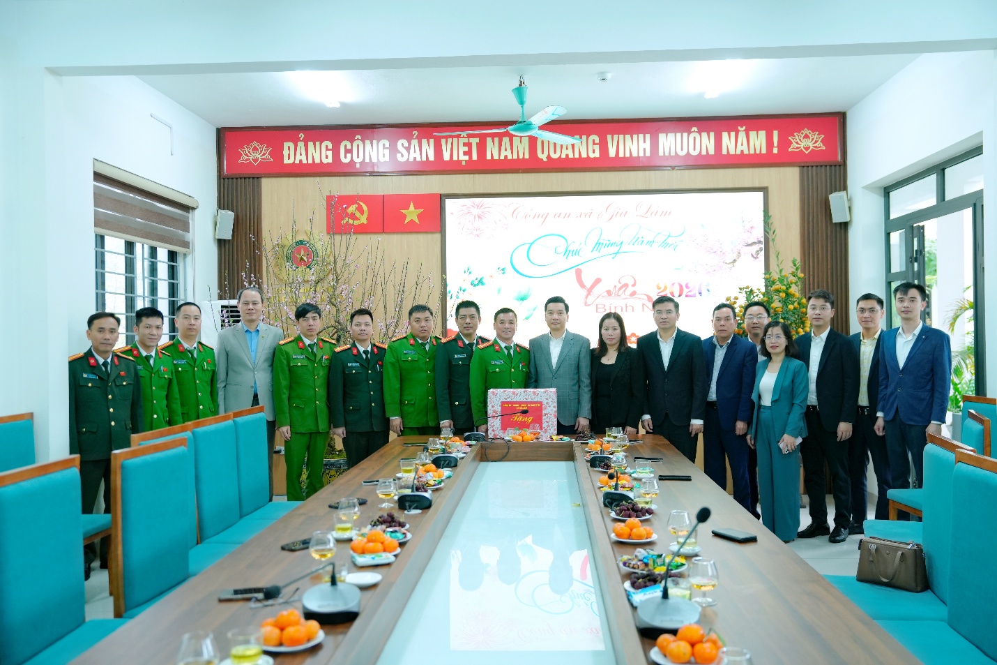 Lãnh đạo xã Gia Lâm thăm, chúc Tết các đơn vị trên địa bàn- Ảnh 1.