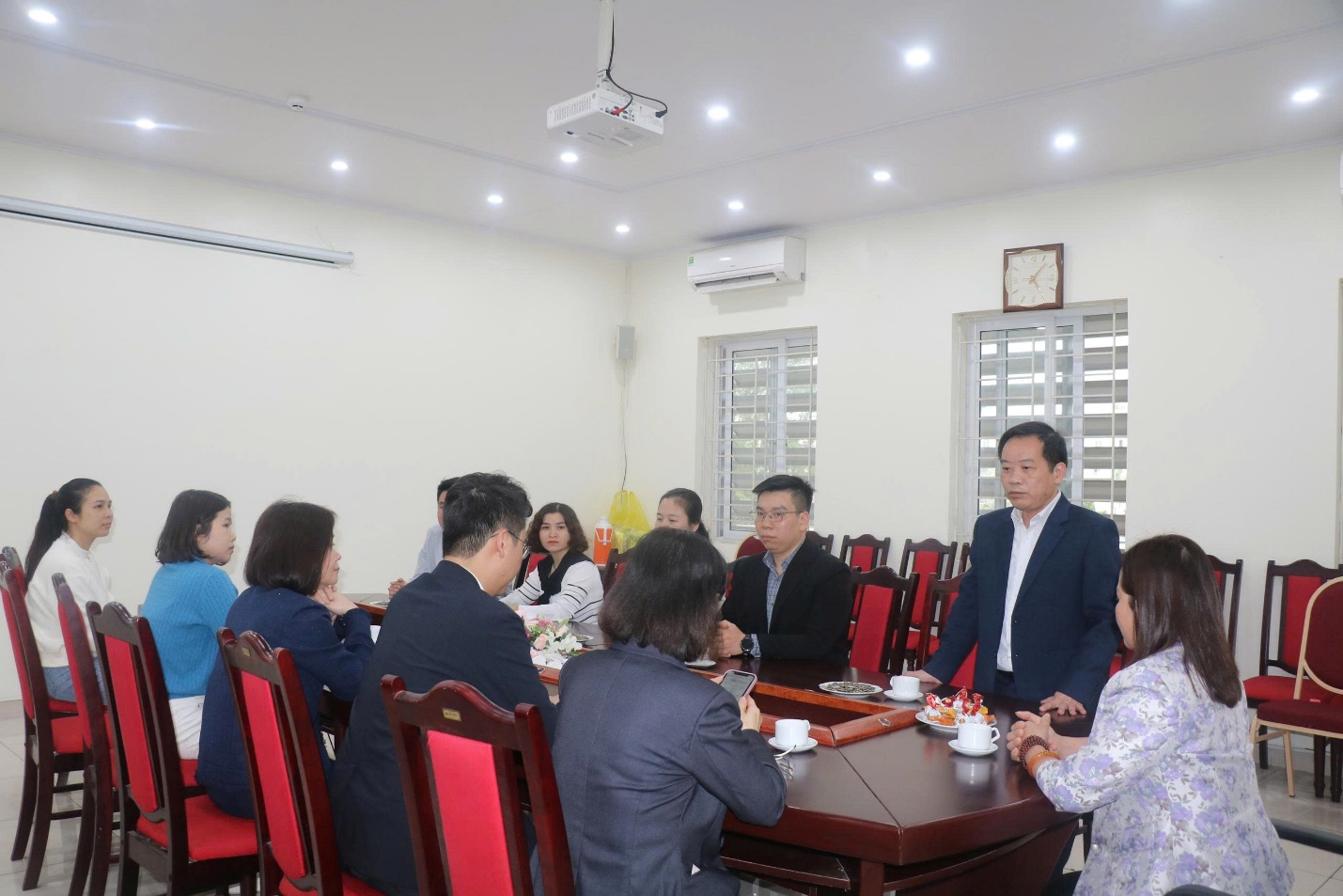 Đồng chí Phùng Thị Hoài Hương thăm chúc Tết Trạm y tế xã Gia Lâm- Ảnh 1.