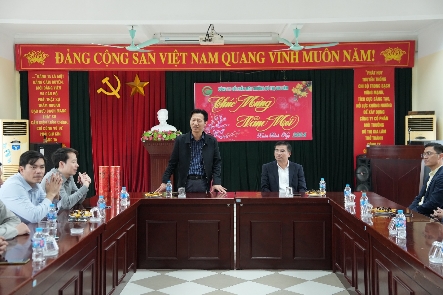 Đồng chí Chủ tịch UBND xã thăm, chúc Tết Công ty cổ phần MTĐT Gia Lâm- Ảnh 1.