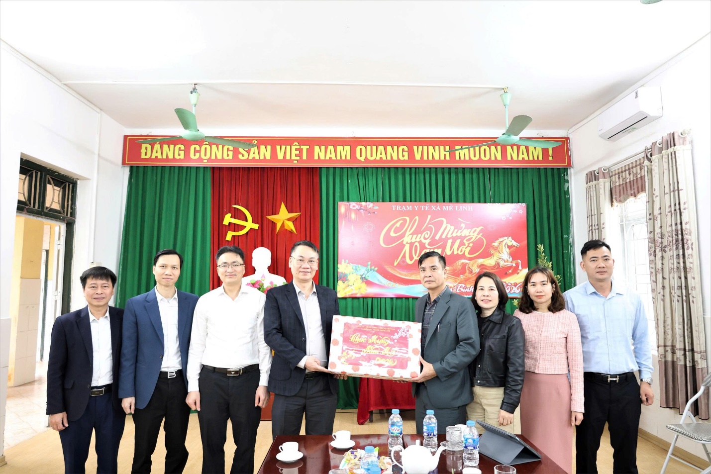 Lãnh đạo xã Mê Linh thăm, tặng quà các đơn vị trực Tết Nguyên đán- Ảnh 1.
