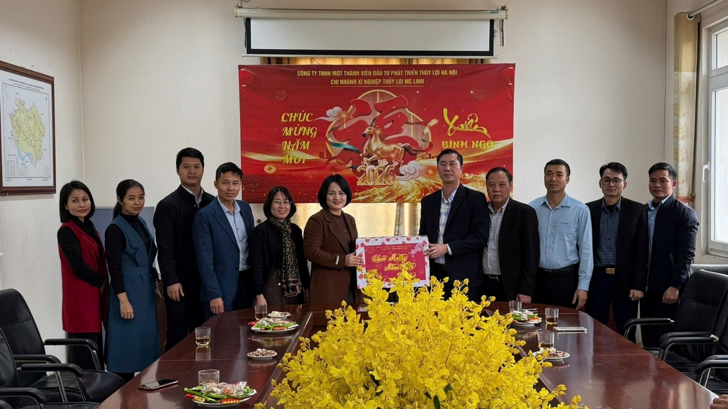 Lãnh đạo xã Mê Linh thăm, tặng quà các đơn vị trực Tết Nguyên đán- Ảnh 3.