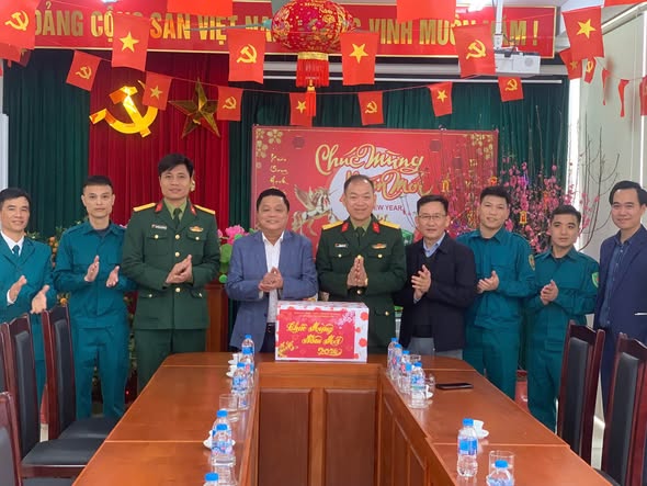 Lãnh đạo xã Mê Linh thăm, tặng quà các đơn vị trực Tết Nguyên đán- Ảnh 4.
