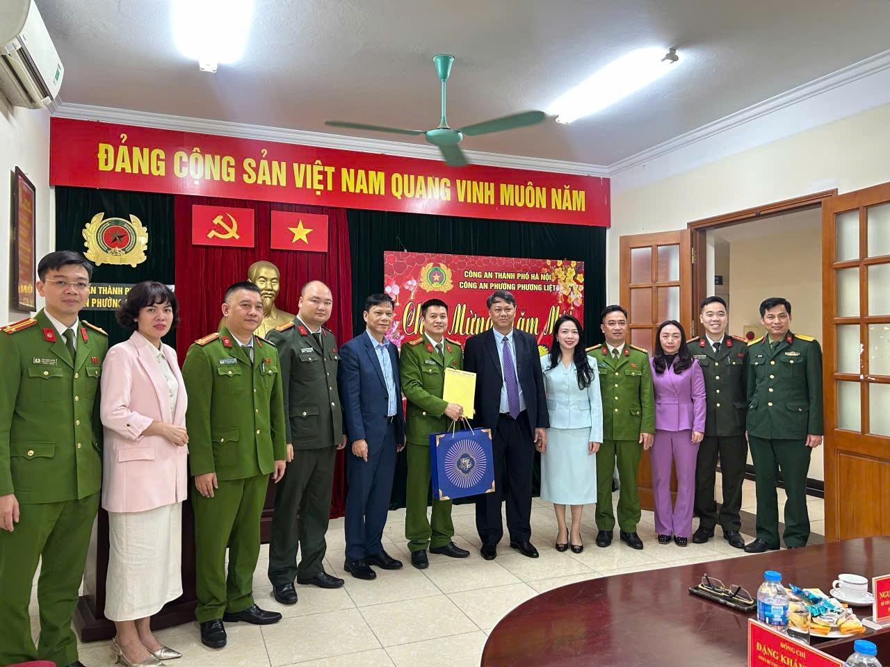 Phường Phương Liệt thăm, tặng quà các đơn vị làm nhiệm vụ trực Tết Bính Ngọ năm 2026- Ảnh 1.