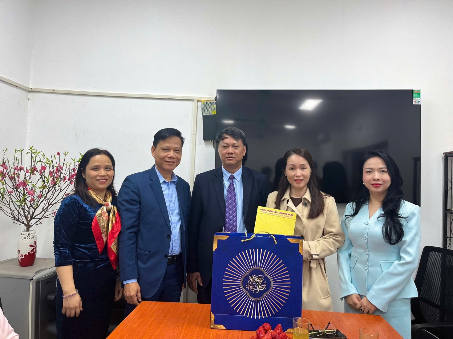 Phường Phương Liệt thăm, tặng quà các đơn vị làm nhiệm vụ trực Tết Bính Ngọ năm 2026- Ảnh 2.