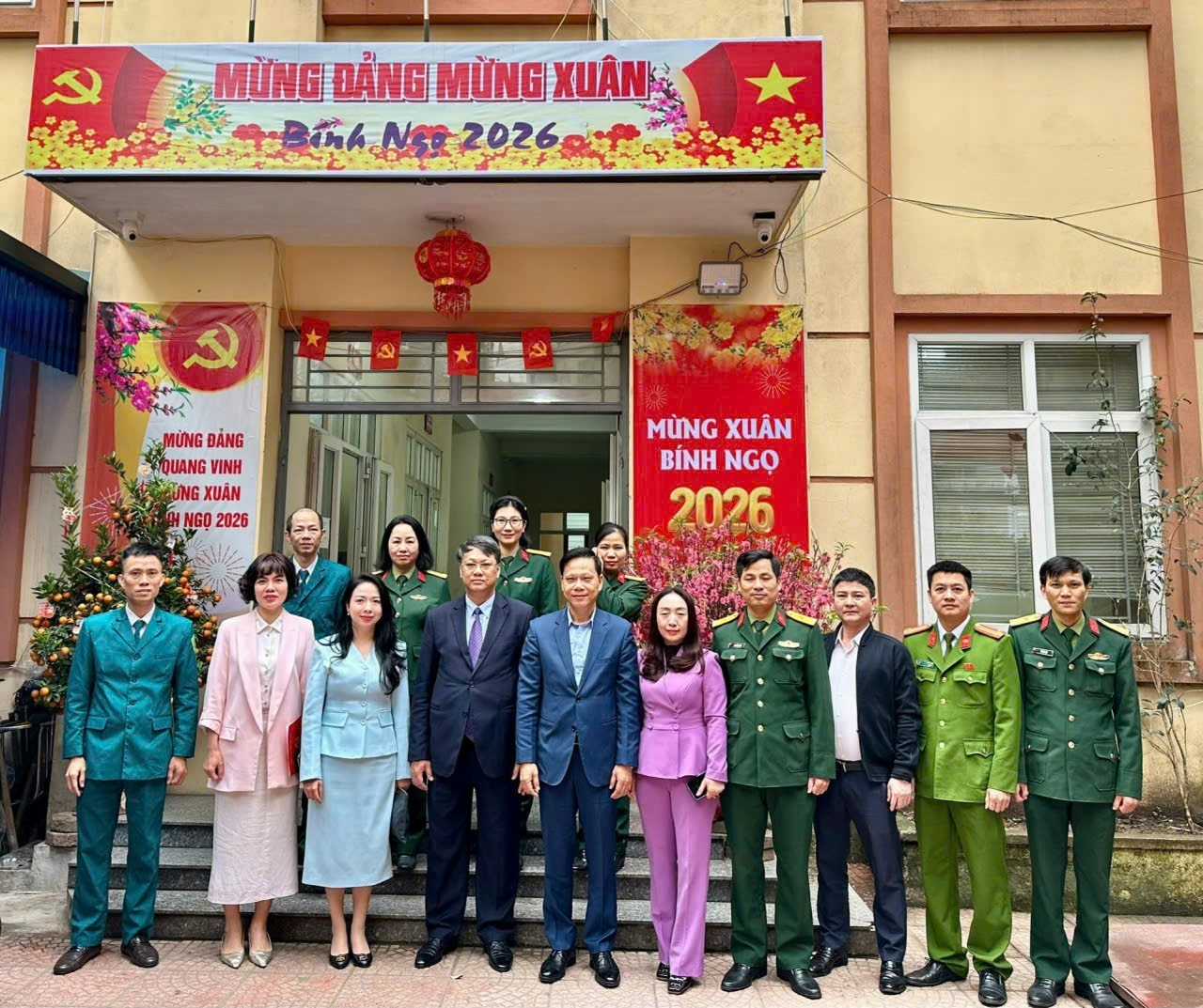 Phường Phương Liệt thăm, tặng quà các đơn vị làm nhiệm vụ trực Tết Bính Ngọ năm 2026- Ảnh 3.