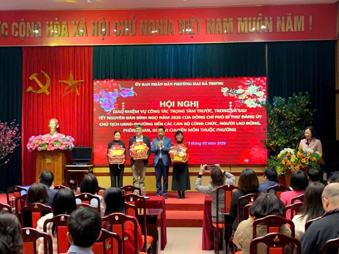 UBND phường tổ chức gặp mặt, chúc Tết và giao nhiệm vụ trọng tâm Xuân Bính Ngọ 2026- Ảnh 4.