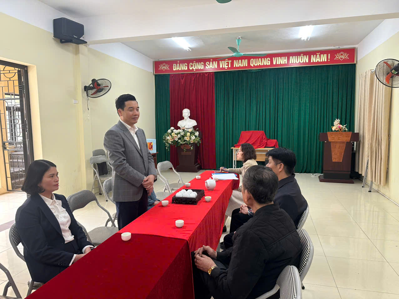 Đồng chí Bí thư Đảng ủy xã kiểm tra công tác bầu cử chúc Tết các tổ dân phố- Ảnh 1.