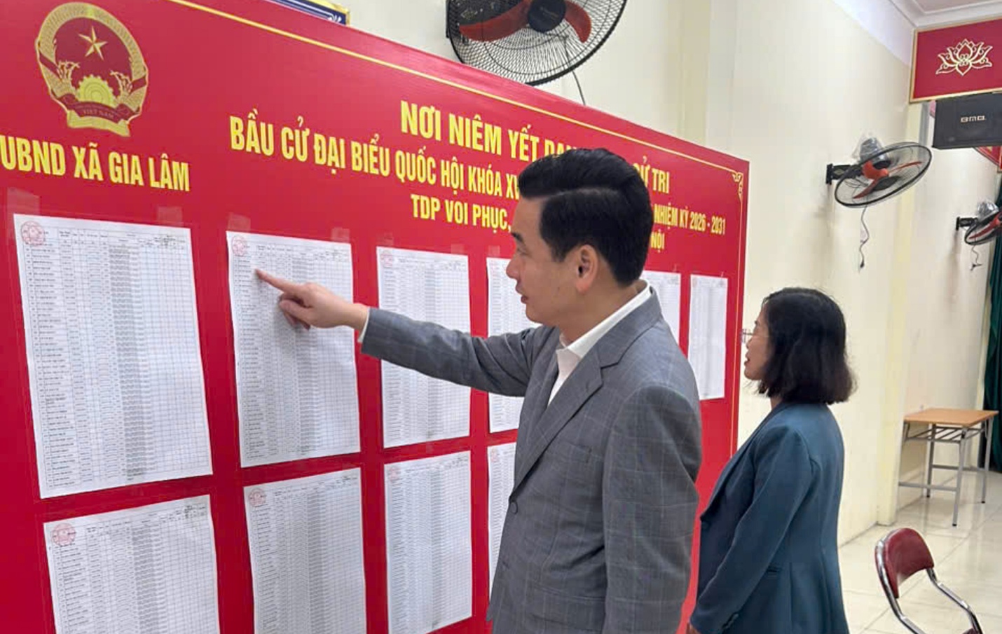 Đồng chí Bí thư Đảng ủy xã kiểm tra công tác bầu cử chúc Tết các tổ dân phố- Ảnh 2.