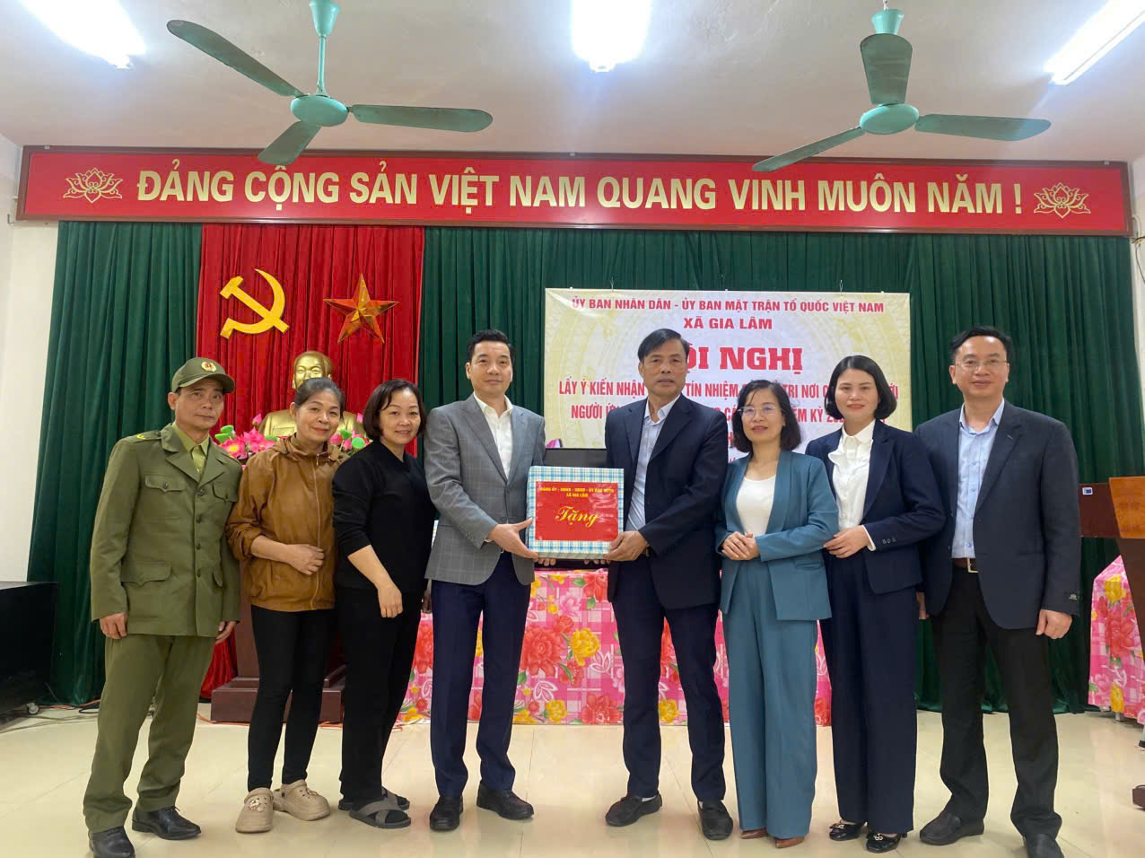 Đồng chí Bí thư Đảng ủy xã kiểm tra công tác bầu cử chúc Tết các tổ dân phố- Ảnh 4.