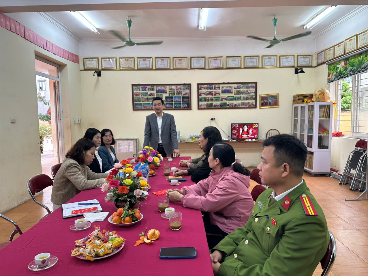 Đồng chí Bí thư Đảng ủy xã kiểm tra công tác bầu cử chúc Tết các tổ dân phố- Ảnh 5.