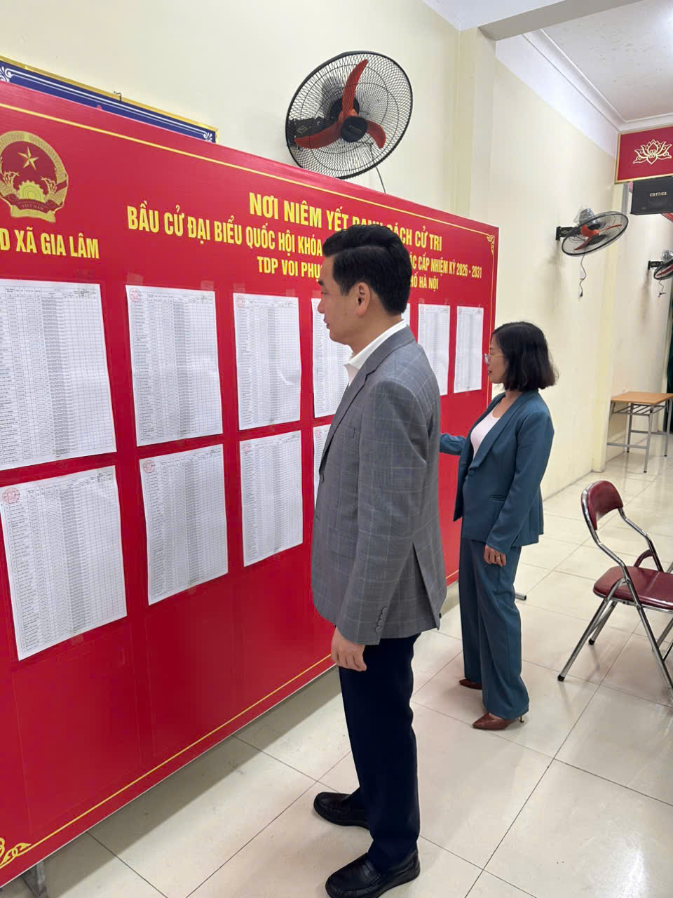 Đồng chí Bí thư Đảng ủy xã kiểm tra công tác bầu cử chúc Tết các tổ dân phố- Ảnh 6.