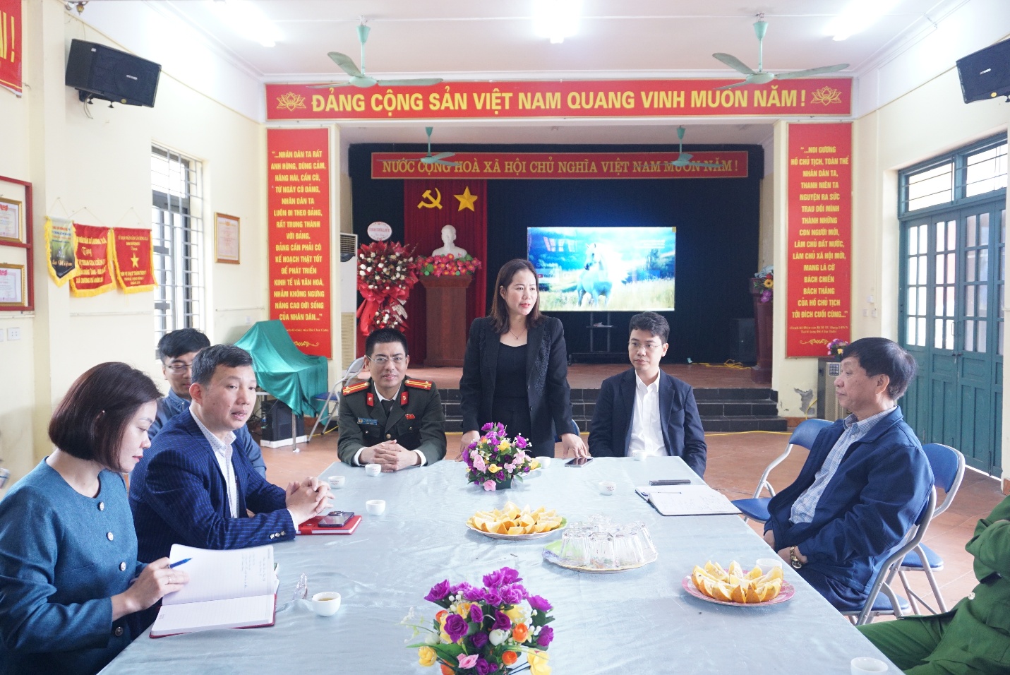 Đồng chí Phó Bí thư Thường trực Đảng ủy xã kiểm tra công tác bầu cử, chúc Tết các thôn, tổ dân phố- Ảnh 3.