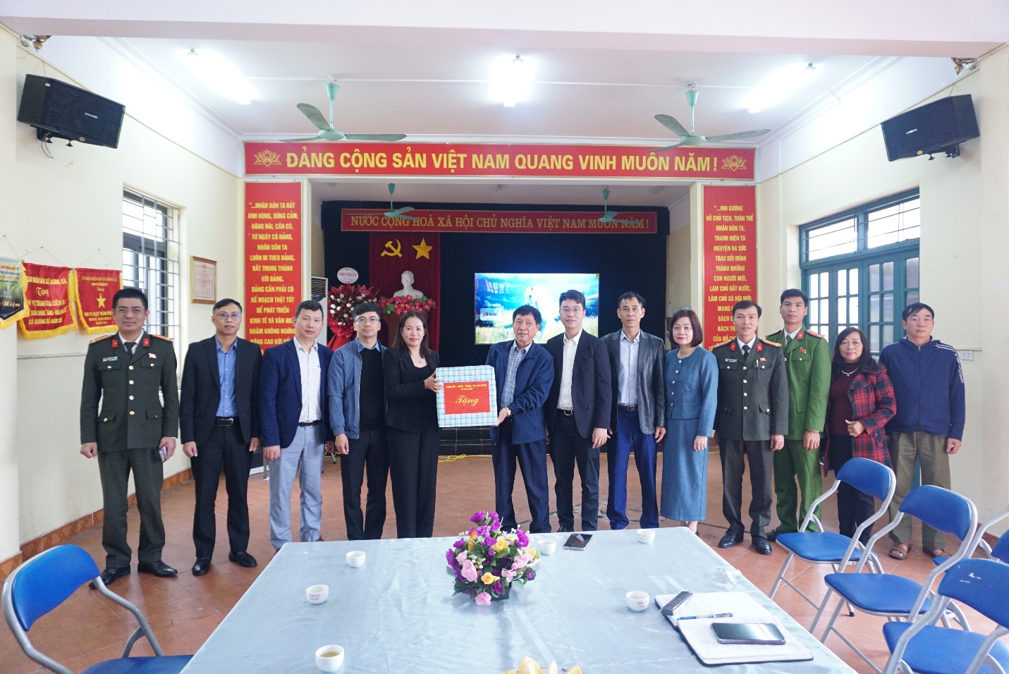 Đồng chí Phó Bí thư Thường trực Đảng ủy xã kiểm tra công tác bầu cử, chúc Tết các thôn, tổ dân phố- Ảnh 4.