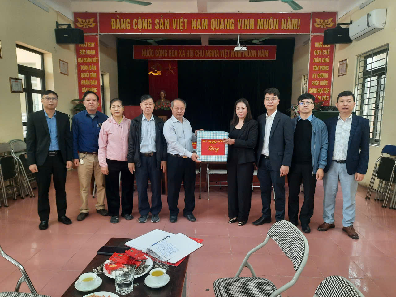 Đồng chí Phó Bí thư Thường trực Đảng ủy xã kiểm tra công tác bầu cử, chúc Tết các thôn, tổ dân phố- Ảnh 5.