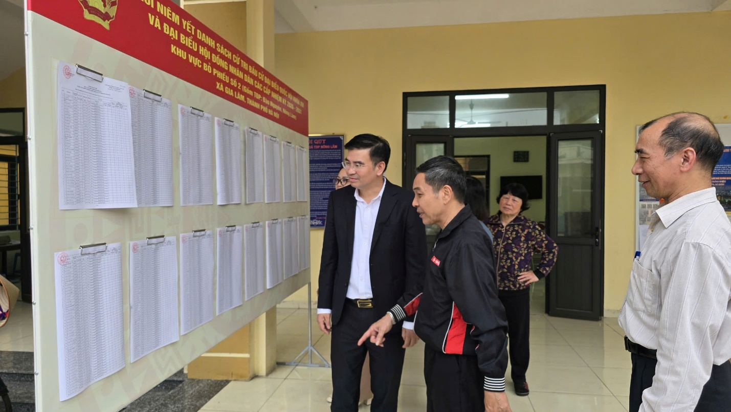 Đồng chí Chủ tịch UBND xã kiểm tra công tác bầu cử, chúc Tết các tổ dân phố- Ảnh 1.