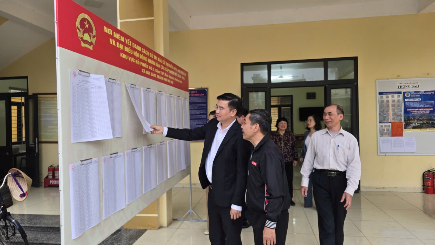 Đồng chí Chủ tịch UBND xã kiểm tra công tác bầu cử, chúc Tết các tổ dân phố- Ảnh 2.