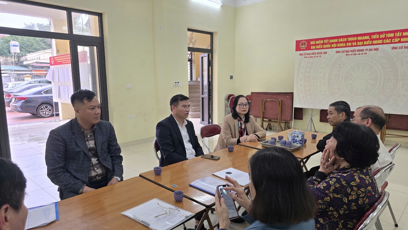 Đồng chí Chủ tịch UBND xã kiểm tra công tác bầu cử, chúc Tết các tổ dân phố- Ảnh 4.