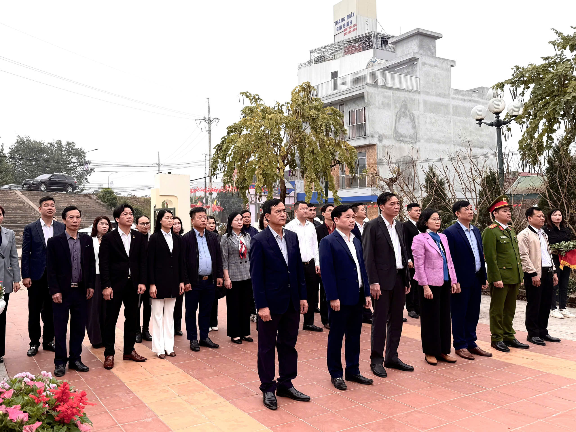 Đồng chí Nguyễn Quý Mạnh - Phó Bí thư Đảng ủy, Chủ tịch UBND xã dâng hương tưởng niệm các Anh hùng Liệt sĩ nhân dịp Tết Nguyên đán Bính Ngọ 2026- Ảnh 1.