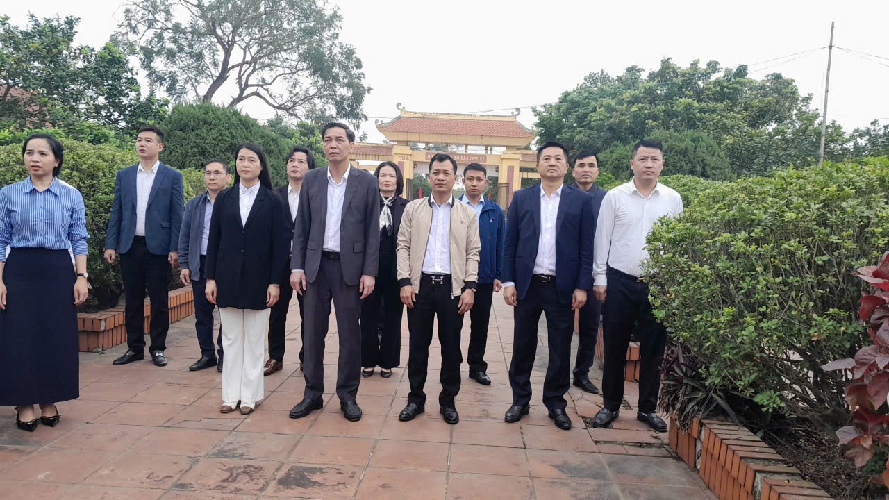 Đồng chí Nguyễn Quý Mạnh - Phó Bí thư Đảng ủy, Chủ tịch UBND xã dâng hương tưởng niệm các Anh hùng Liệt sĩ nhân dịp Tết Nguyên đán Bính Ngọ 2026- Ảnh 2.