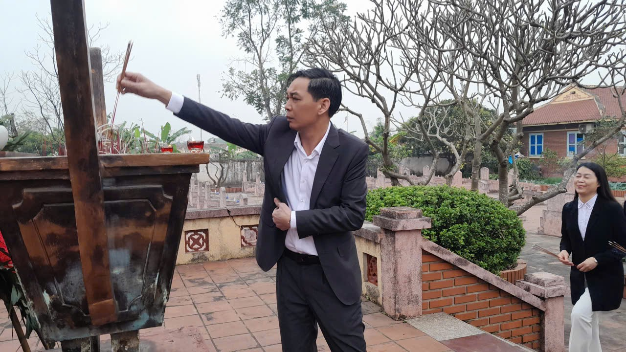 Đồng chí Nguyễn Quý Mạnh - Phó Bí thư Đảng ủy, Chủ tịch UBND xã dâng hương tưởng niệm các Anh hùng Liệt sĩ nhân dịp Tết Nguyên đán Bính Ngọ 2026- Ảnh 3.