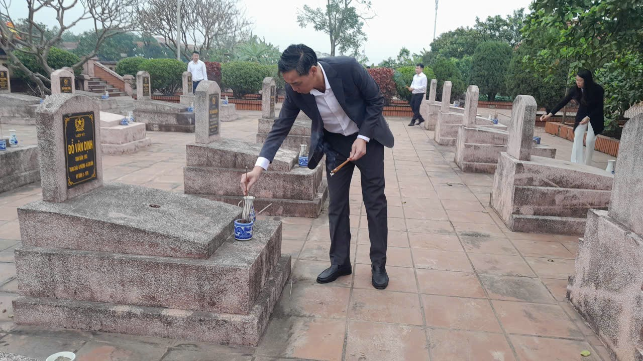 Đồng chí Nguyễn Quý Mạnh - Phó Bí thư Đảng ủy, Chủ tịch UBND xã dâng hương tưởng niệm các Anh hùng Liệt sĩ nhân dịp Tết Nguyên đán Bính Ngọ 2026- Ảnh 4.