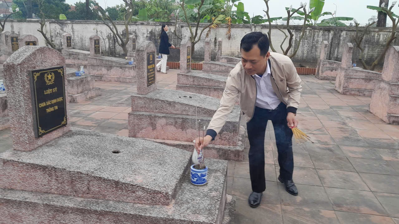 Đồng chí Nguyễn Quý Mạnh - Phó Bí thư Đảng ủy, Chủ tịch UBND xã dâng hương tưởng niệm các Anh hùng Liệt sĩ nhân dịp Tết Nguyên đán Bính Ngọ 2026- Ảnh 5.