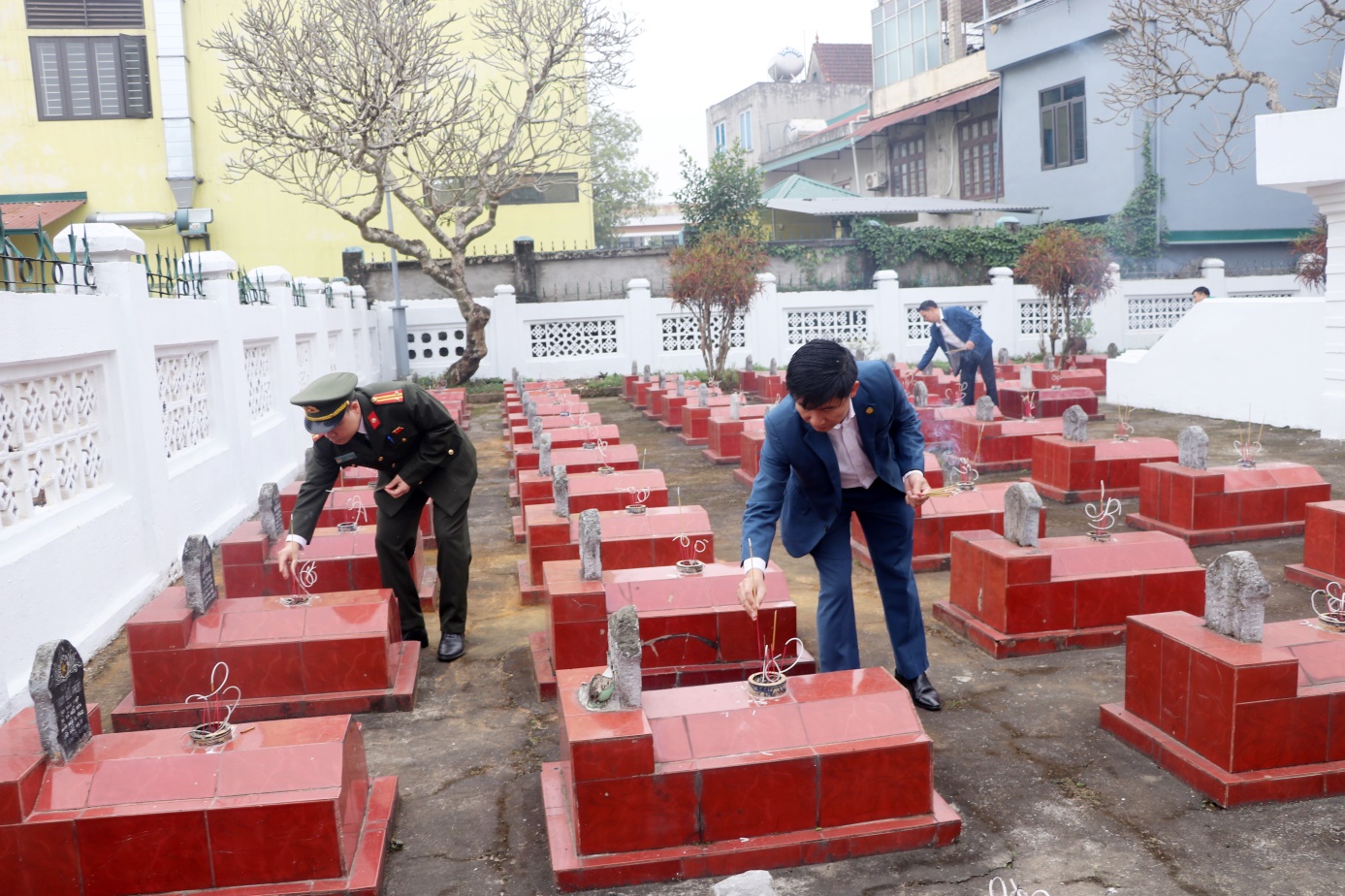 Đảng ủy, HĐND, UBND, Ủy ban Mặt trận Tổ quốc xã Trần Phú đã tổ chức Lễ viếng tại 04 nghĩa trang Liệt sỹ xã- Ảnh 5.