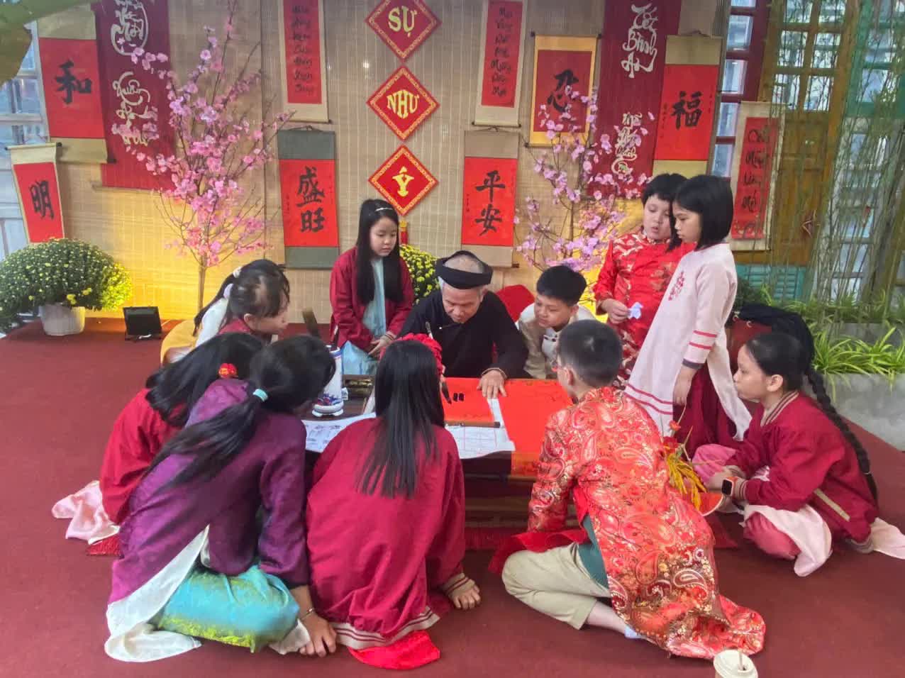 Không khí Tết rộn ràng trên Phố Sách Xuân Bính Ngọ 2026- Ảnh 9.