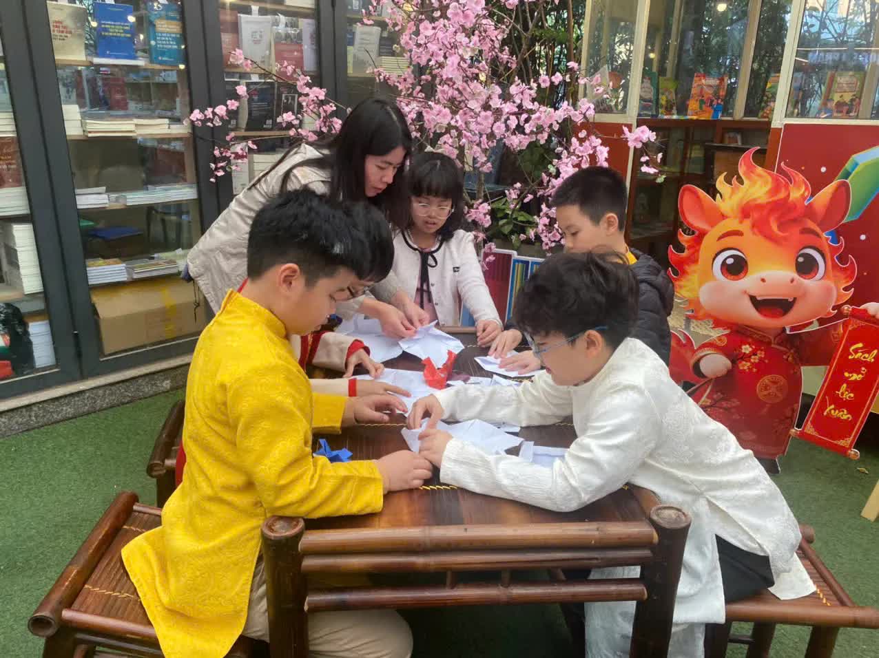 Không khí Tết rộn ràng trên Phố Sách Xuân Bính Ngọ 2026- Ảnh 10.