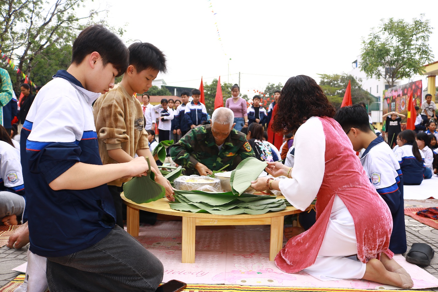 Trường THCS Đại Nghĩa: Rộn ràng và ấm áp ngày hội gói bánh chưng chào xuân mới Bính Ngọ 2026- Ảnh 4.