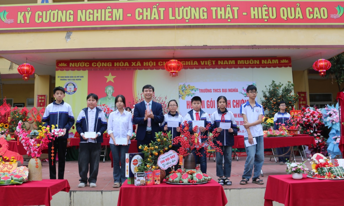 trao giai khuyen khich.jpg