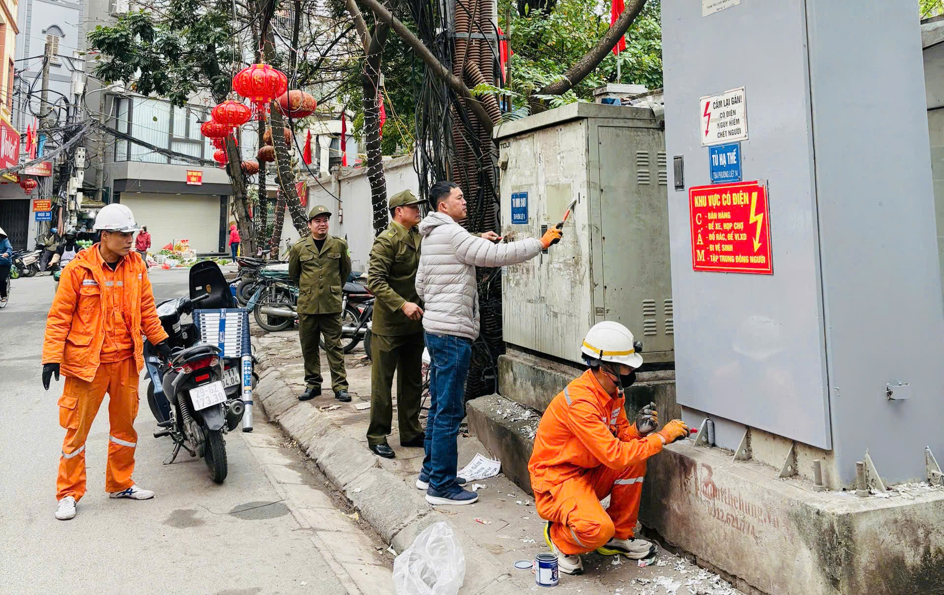 PHƯỜNG PHƯƠNG LIỆT RA QUÂN CAO ĐIỂM CHỈNH TRANG ĐÔ THỊ, ĐẢM BẢO AN TOÀN ĐIỆN PHỤC VỤ TẾT NGUYÊN ĐÁN BÍNH NGỌ 2026- Ảnh 2.