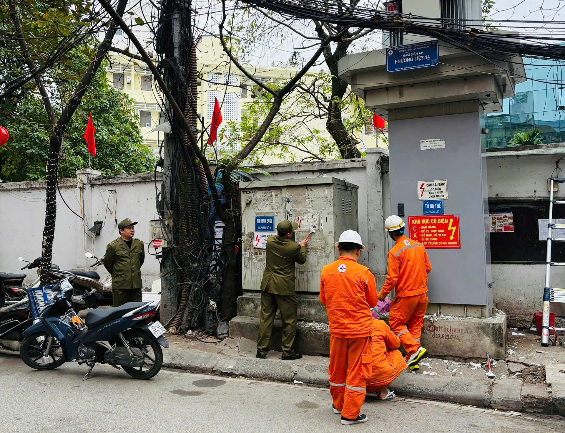 PHƯỜNG PHƯƠNG LIỆT RA QUÂN CAO ĐIỂM CHỈNH TRANG ĐÔ THỊ, ĐẢM BẢO AN TOÀN ĐIỆN PHỤC VỤ TẾT NGUYÊN ĐÁN BÍNH NGỌ 2026- Ảnh 3.