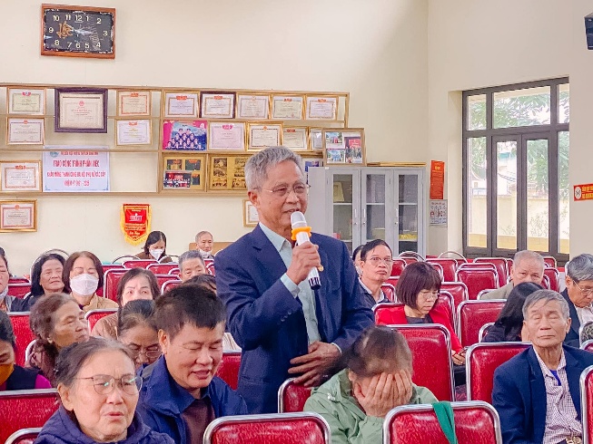 Có thể là hình ảnh về một hoặc nhiều người, mọi người đang học và văn bản