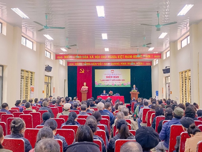 Có thể là hình ảnh về một hoặc nhiều người, mọi người đang học và văn bản