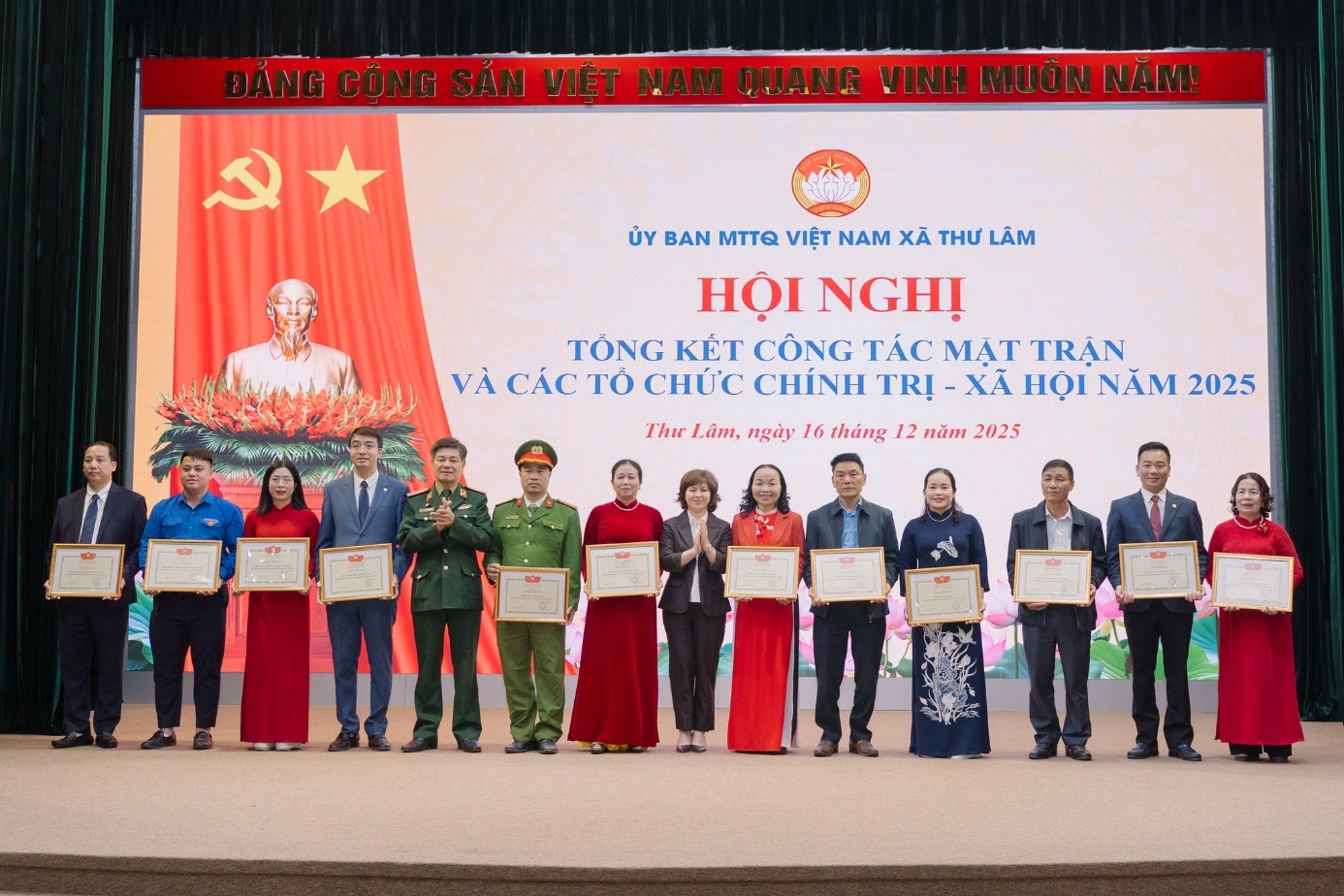 Có thể là hình ảnh về văn bản cho biết 'ĐẢNG CỘNG SẢN VIỆT NAM DJANG 山 VINH MUÔN NĂM! ỦY BAN M VIỆT NAM XÃ THƯ LÂM HỘI NGHỊ TÔNG KẾT CÔNG TÁC MẶT TRẬN VÀ CÁC TỎ CHỨC CHΊΝΗ TRỊ XÃ HỘI NĂM 2025 Thư Lâm, ngày 16 tháng 12 năm 2025'