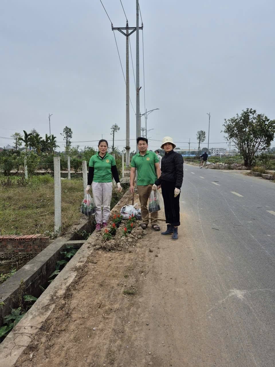 Có thể là hình ảnh về một hoặc nhiều người, cỏ, cây và đường