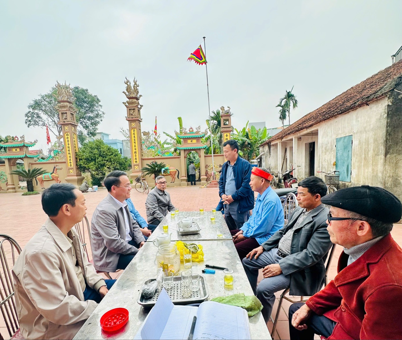 Đảng ủy, HĐND, UBND, Ủy ban MTTQ Việt Nam xã thăm, chúc Tết các cơ sở thờ tự nhân dịp Tết Bính Ngọ 2026- Ảnh 1.