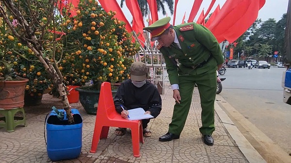 Chợ hoa Tết Tây Hồ: Đường phố thông thoáng, tiểu thương buôn bán trong trật tự- Ảnh 4.