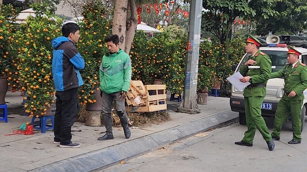 Chợ hoa Tết Tây Hồ: Đường phố thông thoáng, tiểu thương buôn bán trong trật tự- Ảnh 6.