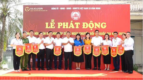 "ĐẨY MẠNH ỨNG DỤNG CÔNG NGHỆ THÔNG TIN, CHUYỂN ĐỔI SỐ GẮN VỚI CẢI CÁCH HÀNH CHÍNH VÀ TRÁCH NHIỆM PHỤC VỤ CỦA CÁN BỘ, CÔNG CHỨC - LẤY NGƯỜI DÂN LÀM TRUNG TÂM TRONG CẢI CÁCH THỦ TỤC HÀNH CHÍNH"- Ảnh 1.