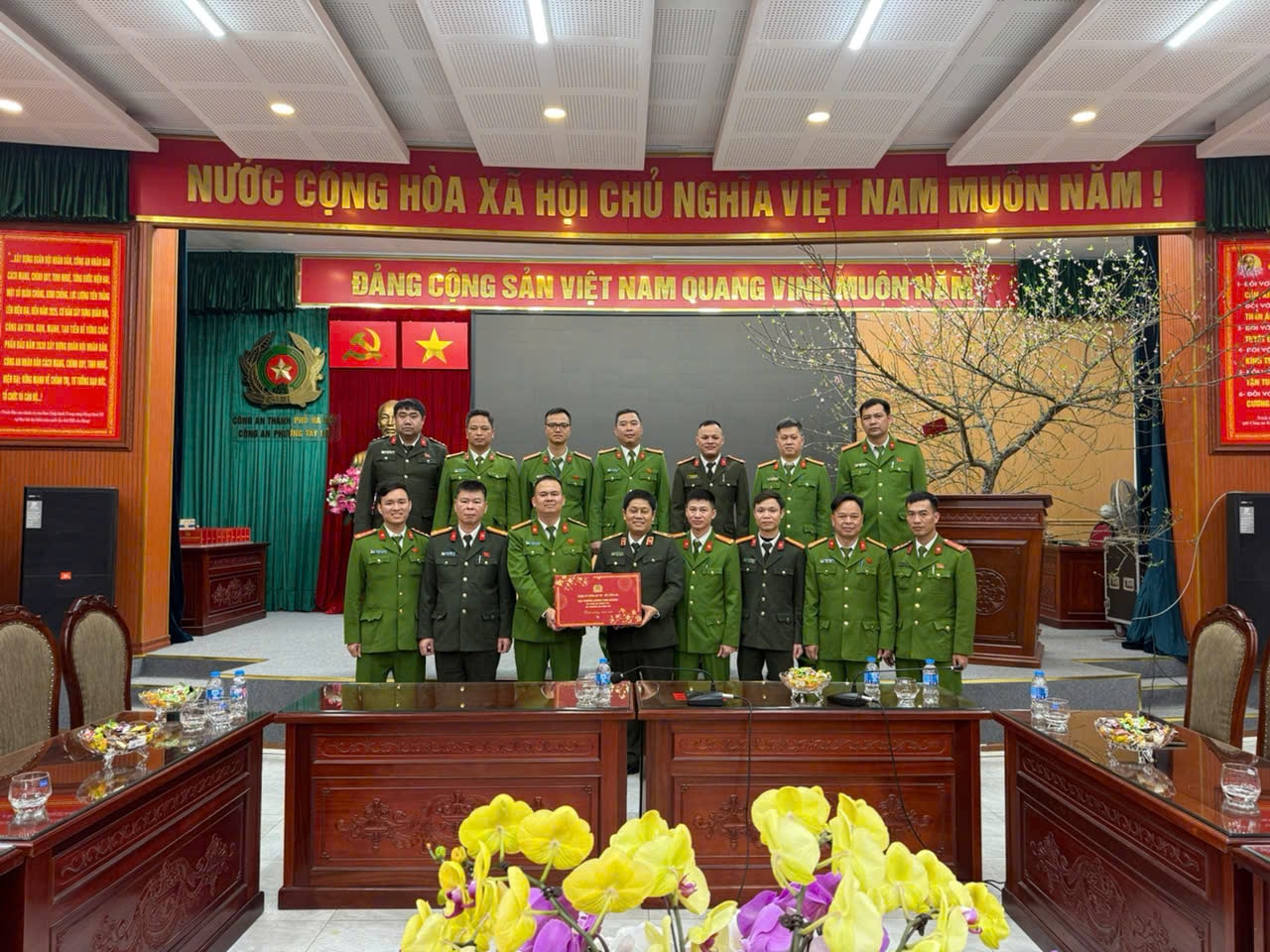 Thiếu tướng Nguyễn Hồng Nguyên kiểm tra công tác bảo đảm an ninh tại Công an phường Tây Hồ- Ảnh 1.