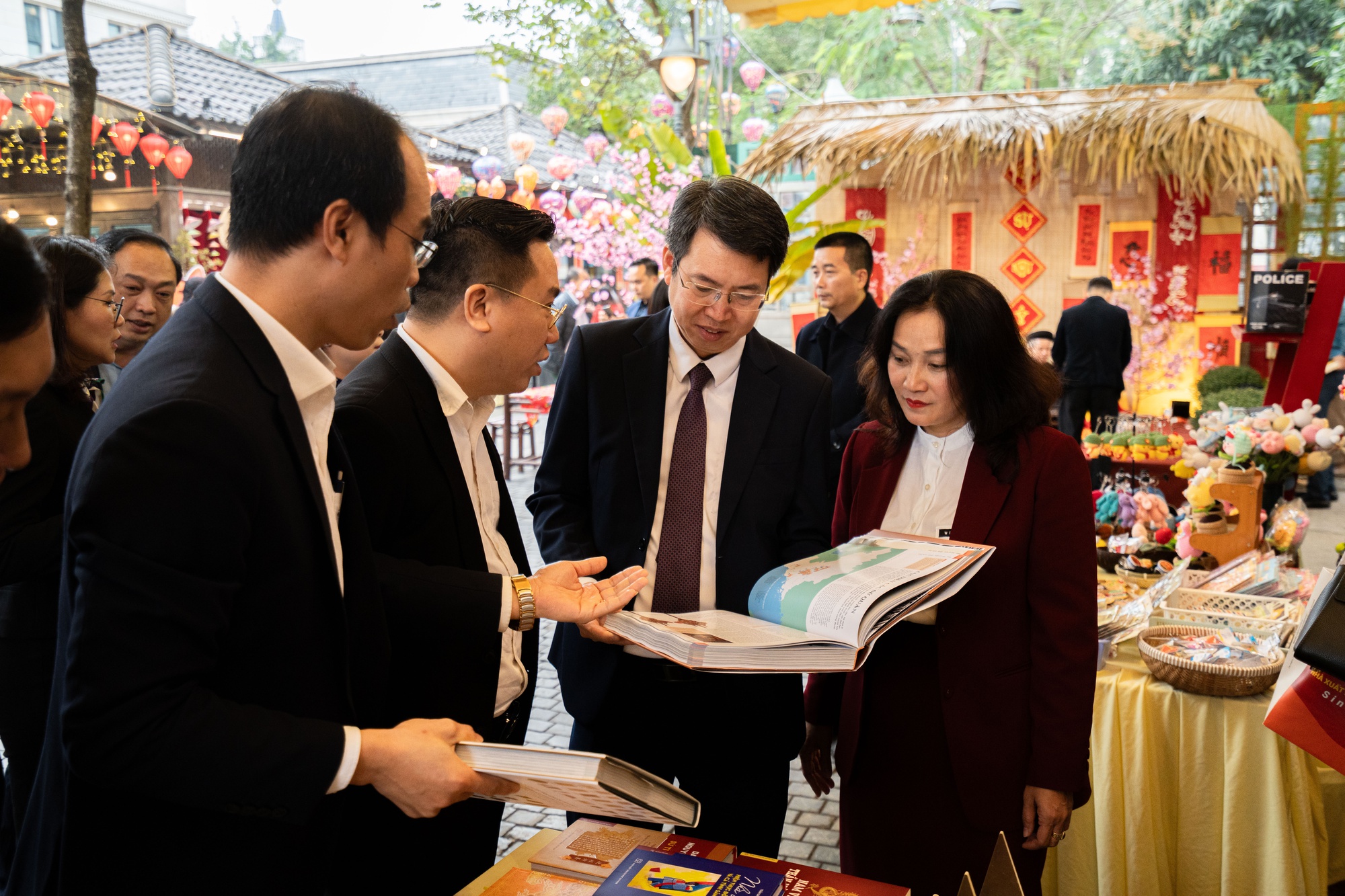 Khai mạc Phố Sách Xuân 2026 tại Hà Nội- Ảnh 5.