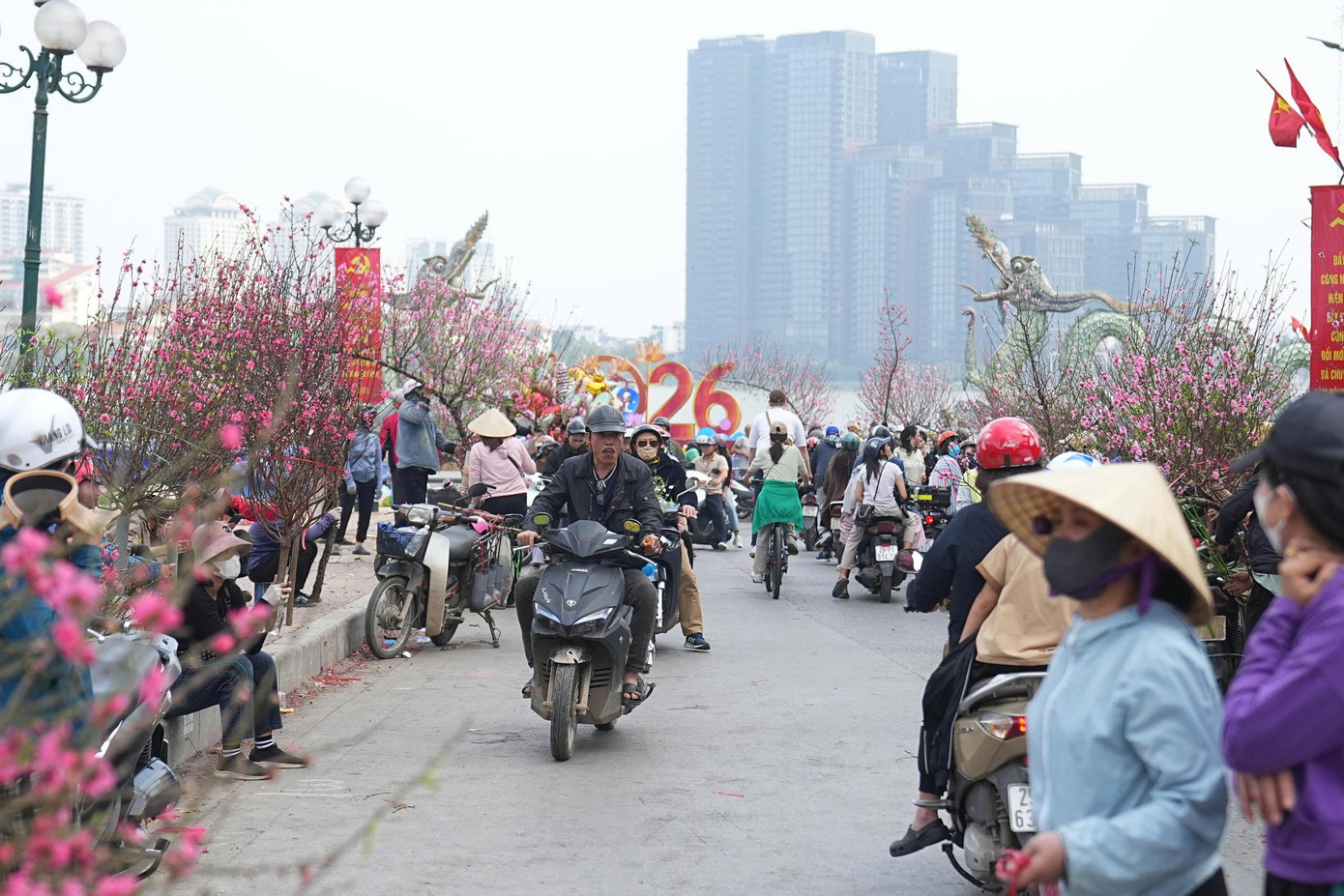 Hà Nội: Đảm bảo văn minh đô thị các điểm bán hoa Tết- Ảnh 2.