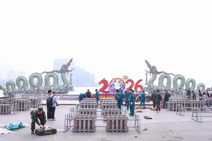 Toàn cảnh trận địa pháo hoa ở Hà Nội chào mừng năm mới Bính Ngọ 2026- Ảnh 1.